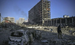 Un militaire ukrainien devant le centre commercial Retroville dévasté par un bombardement, à Kiev le 21 mars 2022