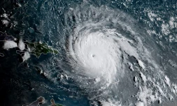 Cette image satellite de la National Oceanic and Atmospheric Administration (NOAA) montre l'ouragan Irma à 11 h 30 le 6 septembre 2017.
Irma a frappé les îles des Caraïbes françaises  après avoir atterri à Barbuda