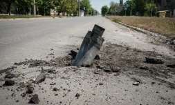 Une munition non explosée dans une rue de Severodonetsk (est de l'Ukraine), le 7 mai 2022 