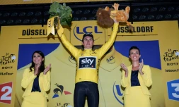 Geraint Thomas endosse le maillot jaune à l'issue de la première étape du Tour de France à Düsseldorf, le 1er juillet 2017