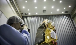 Le satellite d'observation de la Terre Sentinel-2B développé par l'Agence spatiale européenne (ESA), à Noordwijk, aux Pays-Bas, le 15 novembre 2016