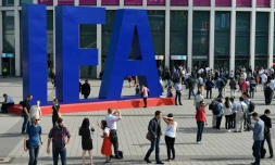 Des visiteurs arrivent au salon de l'électronique IFA à Berlin, le 2 septembre 2016