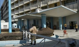 Un agent de sécurité devant l'Îtel Intercontinental à Kaboul, le 23 janvier 2018