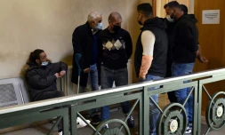 Le chef du groupe des "Ultras" marseillais Christophe Bourguignon (au centre) et Rachid Zeroual (béquilles) des "South winners" avant leur procès à Marseille, le 22 mars 2021