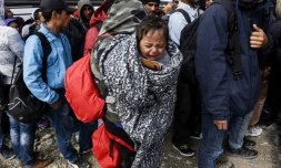 Des migrants et réfugiés attendent un train pour passer la frontière entre la Macédoine et la Grèce, le 29 septembre 2015 à Gevgelija