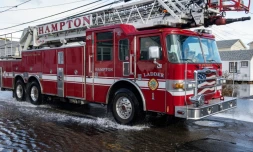 Un camion de pompiers traverse une route inondée à Hampton, New Hampshire, le 10 janvier 2024