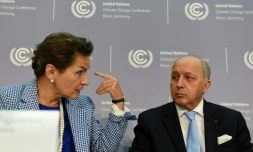 La secrétaire exécutive de la convention cadre des Nations Unies, Christiana Figueres, et le ministre français des Affaires étrangères Laurent Fabius, lors d'une conférence de presse à Bonn, le 20 octobre 2015