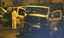 Des policiers autour du lieu de l'arrestation d'un suspect préparant un attentat en France le 25 mars 2016 à Argenteuil