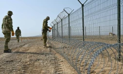 Des militaires posent des barbelés à la frontière avec le Tadjikistan, dans la région de Batken, le 20 mai 2025 au Kirghizstan