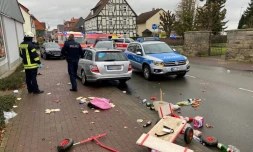 Une trotinette d'enfant détruite par une voiture qui a foncé sur un défilé de carnaval à Volkmarsen dans le centre de l'Allemagne le 24 février 2020
