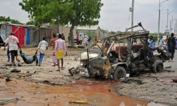 Des somaliens transportent le cadavre d'une victime après un attentat à Mogadiscio le 9 avril 2017