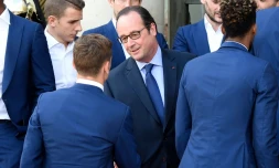 Le président François Hollande serre la main d'Antoine Griezmann sur le perron du Palais de l'Elysée, le 11 juillet 2016