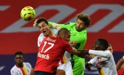 L'attaquant turc Burak Yilmaz, aux prises avec le gardien de but lensois, Jean-Louis Leca, lors du match de L1, le 18 octobre 2020 au stade Pierre-Mauroy