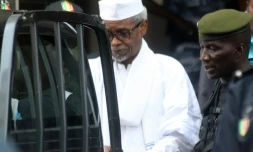 Hissène Habré escorté par des militaires hors du tribunal, le 2 juillet 2013 à Dakar
