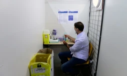 Un volontaire prépare des doses du vaccin Pfizer/BioNTech contre le Covid-19 au Parc des expositions à Marseille, le 19 avril 2021