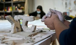 Des étudiants prennent part à un atelier d'art thérapie proposé par l'association Pool d'art à Rennes, le 8 mars 2021