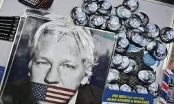 Des affiches et badges à l'effigie de Julian Assange lors d'une manifestation contre son extradition, le 17 juin 2022 à Londres