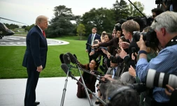 Le président américain Donald Trump s'adresse à la presse sur la pelouse sud de la Maison Blanche, le 9 octobre 2026 à Washington