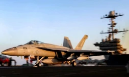 Cette capture tirée d'images partagées par le Commandement militaire américain au Moyen-Orient (Centcom) le 15 mars 2025 montre un avion de combat américain F/A-18 Super Hornet décollant du porte-avions USS Harry S. Truman en mer Rouge