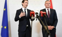 Le chancelier autrichien Sebastian Kurz et le ministre de la Défense Mario Kunasek dévoilent devant la presse le cas de cet ancien officier de l'armée soupçonné d'avoir espionné pour le compte de la Russie. Vienne le 9 novembre 2018.