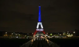 La Tour Eiffel aux couleurs tricolores en hommage aux victimes des attentats de Paris, le 16 novembre 2015