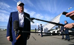 Donald Trump répond aux questions des journalistes avant d'embarquer dans Air Force One, le 25 mai 2025 à Morristown, dans le New Jersey