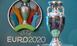 Logo (g) et trophée de l'Euro-2020 de football lors d'une présentation, le 21 septembre 2016 à Londres