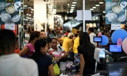 Des Vénézuéliens font la queue dans un magasin acceptant le paiement en "Petro", le 28 décembre 2019 à Caracas