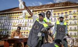 Un assistant électoral compte les bulletins après la fermeture des bureaux à Kampala, le 15 janvier 2026 lors des élections générales en Ouganda