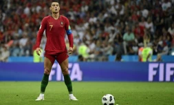 La star du Portugal Cristiano Ronaldo avant d'inscrire un coup franc contre l'Espagne lors du Mondial, le 15 juin 2018 à Sotchi