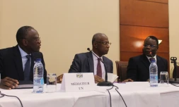 Les représentants spéciaux du secrétaire général de l'ONU Babacar Gueye (g) et des Nations unies pour l'Afrique centrale Abdoulaye Bathily (c), aux cÎtés du chef de la diplomatie congolaise Basile Ikouebe le 18 octobre 2014 à Brazzaville