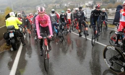 Wilco Kelderman de la Sunweb, avec le maillot rose du leader du Giro, sur la route entre Mornegno and Asti le 23 octobre 2020 en Italie