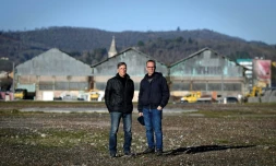 David Gistau (d) et son père Pierre, sur le site d'une ancienne usine sidérurgique, à Decazeville, le 6 janvier 2022