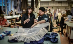Le Brésilien Tulio Morais apprend à fabriquer un tutu à l'Académie de l'Opéra de Paris, avec sa tutrice Anne-Marie Legrand, le 6 novembre 2018