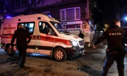 Une ambulance arrive à l'hôpital avec des victimes du double attentat près du stade de football d'Istanbul, le 10 décembre 2016