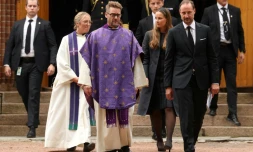 Le roi de NorvÚge Haakon VIII (à droite), la princesse héritiÚre Ingrid Alexandra (2e à droite) et le prince Sverre Magnus (à l'arriÚre), quittent l'église d'Asker, en NorvÚge, le 30 août 2026