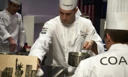Le chef américain Mathew Peters participe à la compétition pour décrocher le Bocuse d'or à Chassieu, en France, le 25 janvier 2017