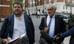 Dimitri Rogoff (g), président du comité des pêches de Normandie, et Gérard Romiti, président du comité national français des pêches, parlent à la presse avant la rencontre avec les Britanniques à Londres, le 5 septembre 2018