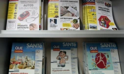 Des magazines "Que Choisir", le 25 mars 2014, au siège parisien de l'association de consommateurs qui dénonce à présent la qualité de plusieurs produits solaires pour enfants
