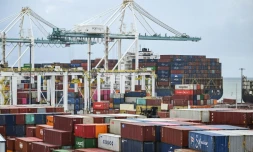 Des conteneurs débarqués d'un cargo au port de Miami, en Floride, le 7 août 2025 aux Etats-Unis