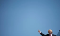 Donald Trump monte à bord d'Air Force One à l'Air Force Base, dans le Maryland, le 28 avril 2017