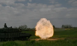 Un char ukrainien tire un obus, le 30 avril 2025 en Ukraine