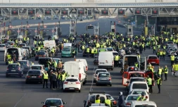 Des gilets jaunes bloquent le trafic sur l'autoroute A13, le 17 novembre 2018, à Dozulé, dans le Calvados