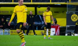 L'attaquant belge de Dortmund, Thorgan Hazard (c), dépité après la défaite de son équipe contre Mayence, à domicile, le 17 juin 2020 