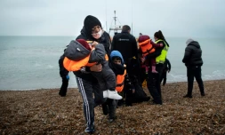 Des migrants secourus en mer par la RNLI débarquent sur une plage de Dungeness, au sud-est de l'Angleterre, le 24 novembre 2021