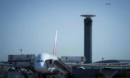 Les opérations aériennes resteront trÚs perturbées jeudi en France malgré la levée d'un préavis de grÚve du syndicat majoritaire des contrÎleurs aériens, avec notamment 75% des vols annulés à Orly et 55% à Roissy