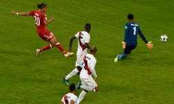Le milieu danois Youssouf Poulsen bat de près le gardien du Pérou Pedro Gallese à la Mordovia Arena de Saransk, le 16 juin 2018 