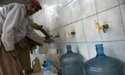 Un homme remplit des bouteilles d'eau dans une station de traitement à Islamabad, le 14 décembre 2017 