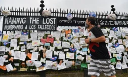 Un homme portant un masque de protection passe devant un mémorial aux personnes mortes du coronavirus, le 28 mai 2020 au cimetiÚre de Greenwood, à New York