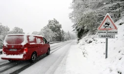 Six départements du massif central ont été placés en vigilance orange pour les chutes de neige et le Var a rejoint la Corse et les Alpes-maritimes, déjà en alerte pour des orages, de lundi à 3h00 du matin jusqu'au mardi à 07h00